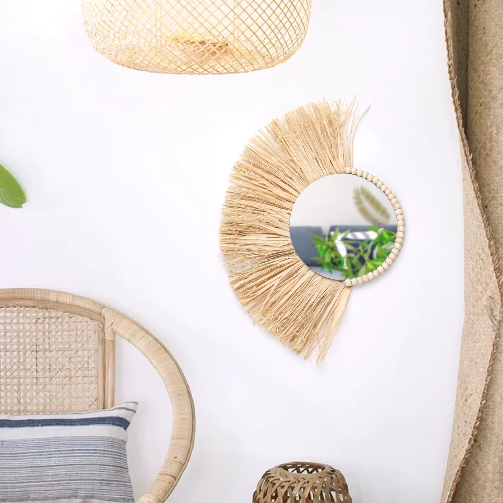 Miroir en rotin suspendu dans un salon au style bohème et naturel.
