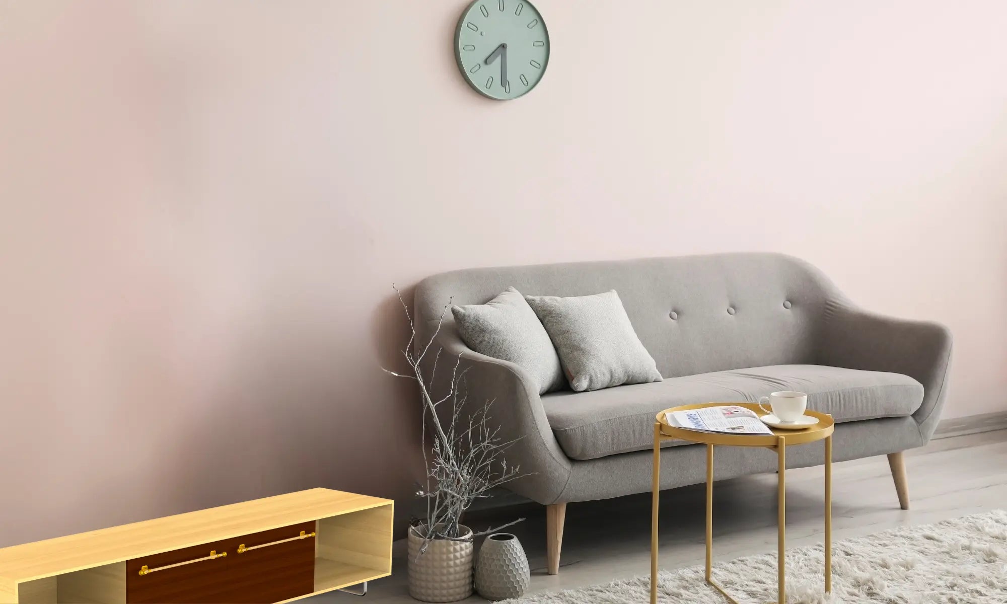 Vue d’un salon design avant l’ajout d’un miroir sur pied en bois, avec un espace vide à gauche du canapé et une ambiance visuellement déséquilibrée.