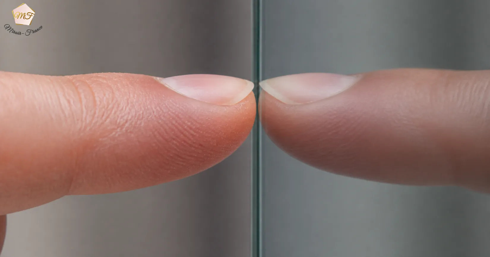 Fingertest am Einwegspiegel: Das Spiegelbild berührt den Finger – das Warnsignal des Tests