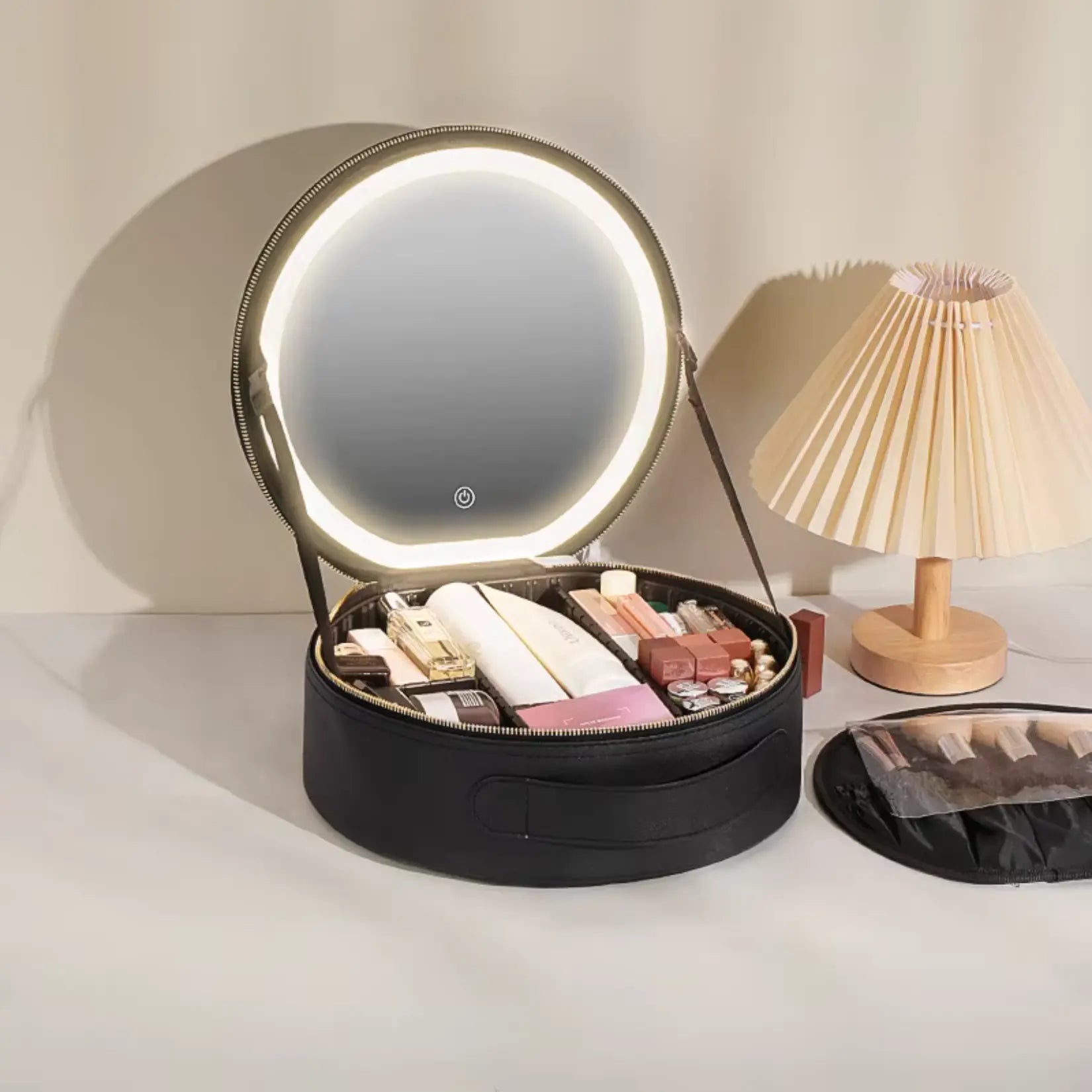Trousse maquillage miroir LED avec éclairage circulaire naturel en utilisation.