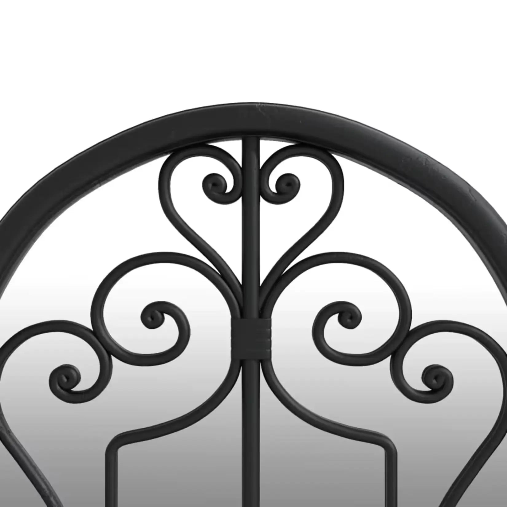 Zoom sur les détails des courbes du cadre du miroir noir rectangulaire.